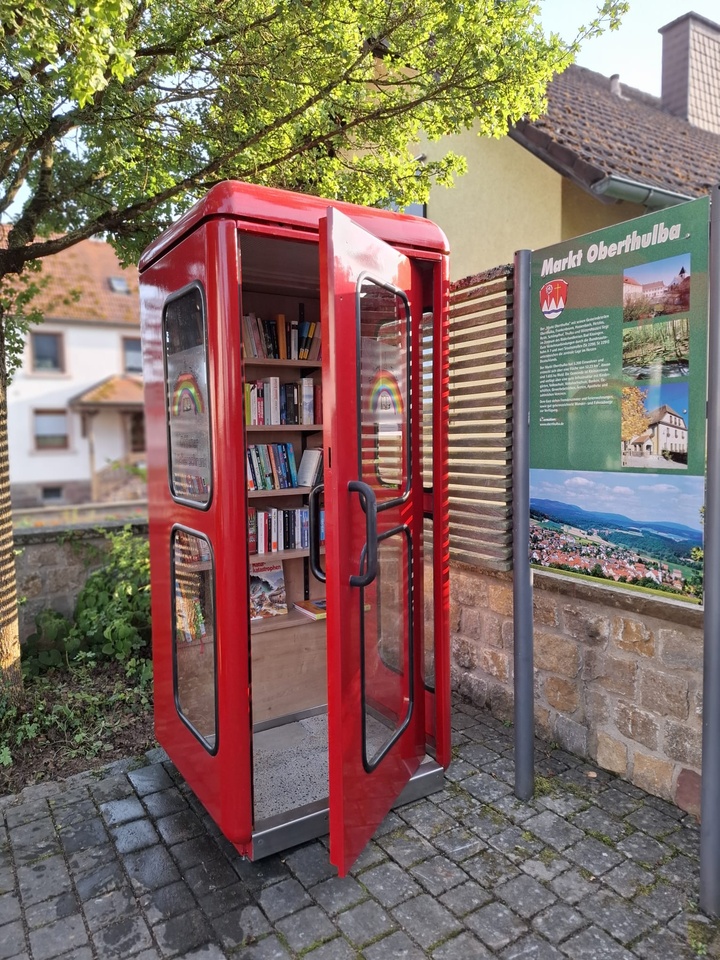 Als Bücherschrank umgebaute Telefonzelle