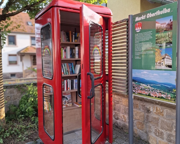 Als Bücherschrank umgebaute Telefonzelle