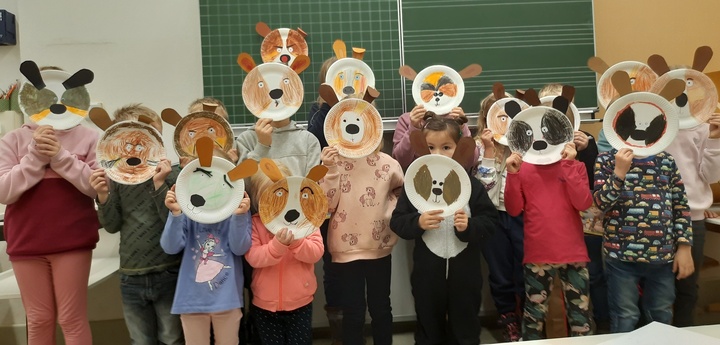 Kinder mit ihren gebastelten Hundemasken