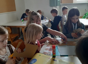 Bastelnde Kinder im Werkraum der Schule.