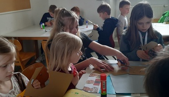 Bastelnde Kinder im Werkraum der Schule.