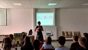 Martina Baumbach bei ihrer Lesung vor einer Klasse.